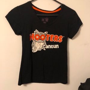 Hooters T shirt